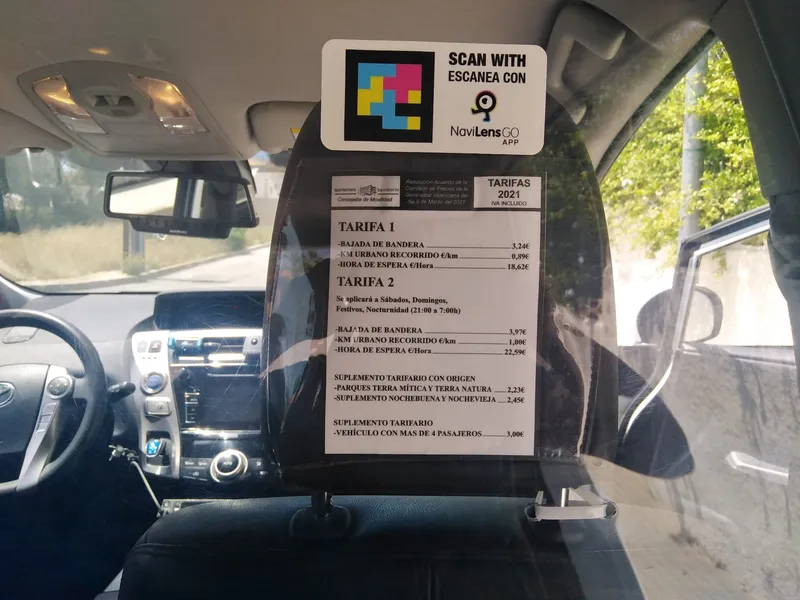 Taxi Benidorm — NaviLens GO im Fahrzeug zur Sprachausgabe von Tarifen — Benidorm