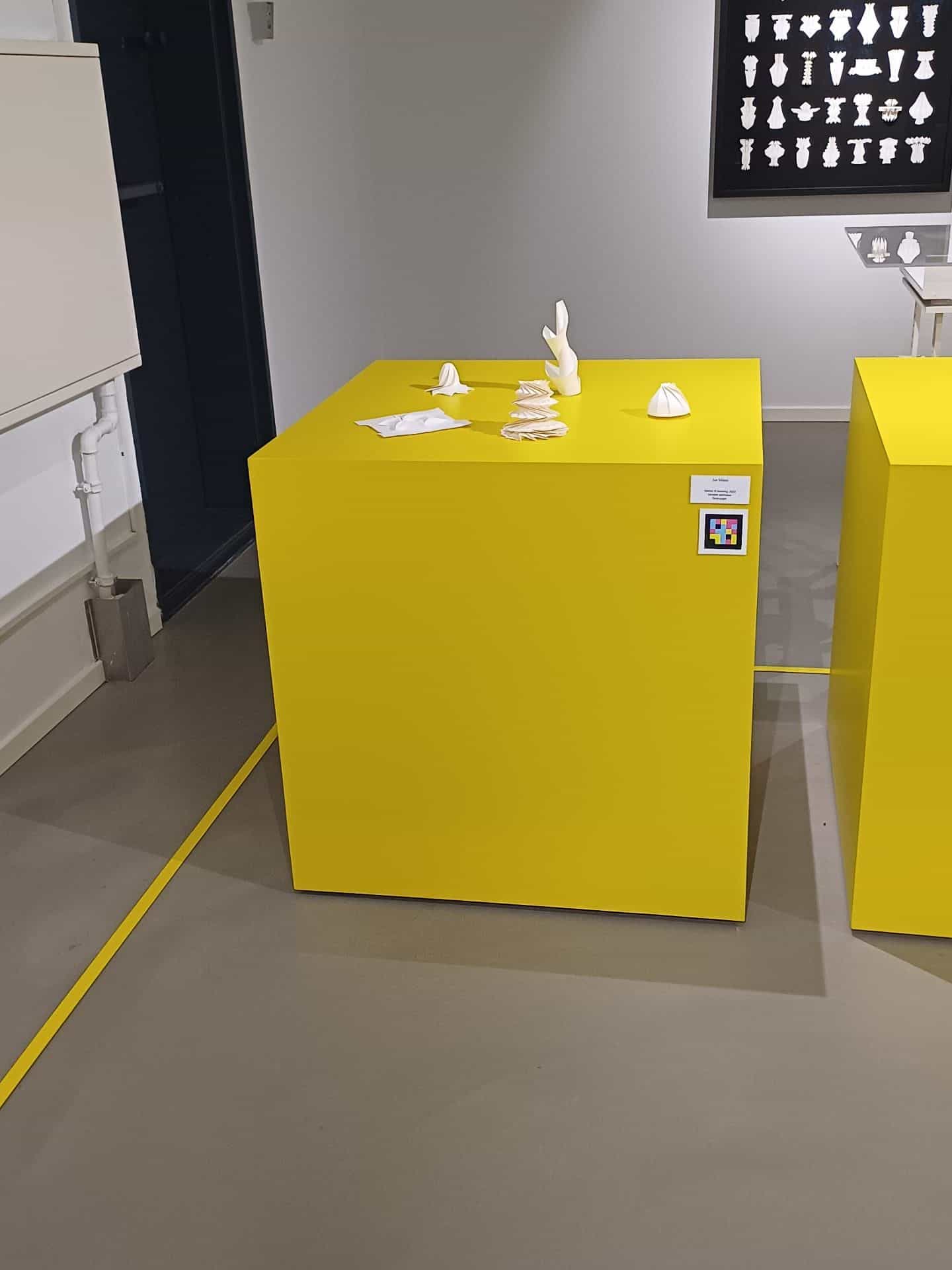 Museum for Papirkunst — Jun Mitani — origami curvilineo con codice NaviLens accanto alla didascalia