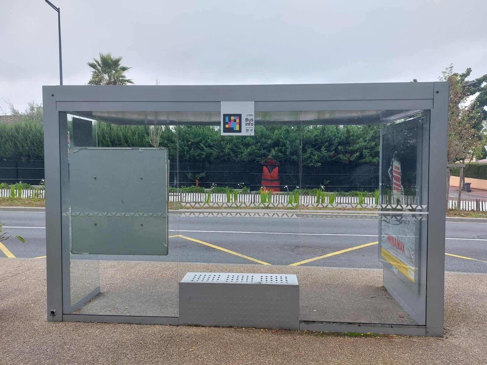 Abribus con el panel «Bus info — NaviLens Accessible Code» de Bordeaux Métropole en posición central, sobre el plano de red, con código de colores NaviLens