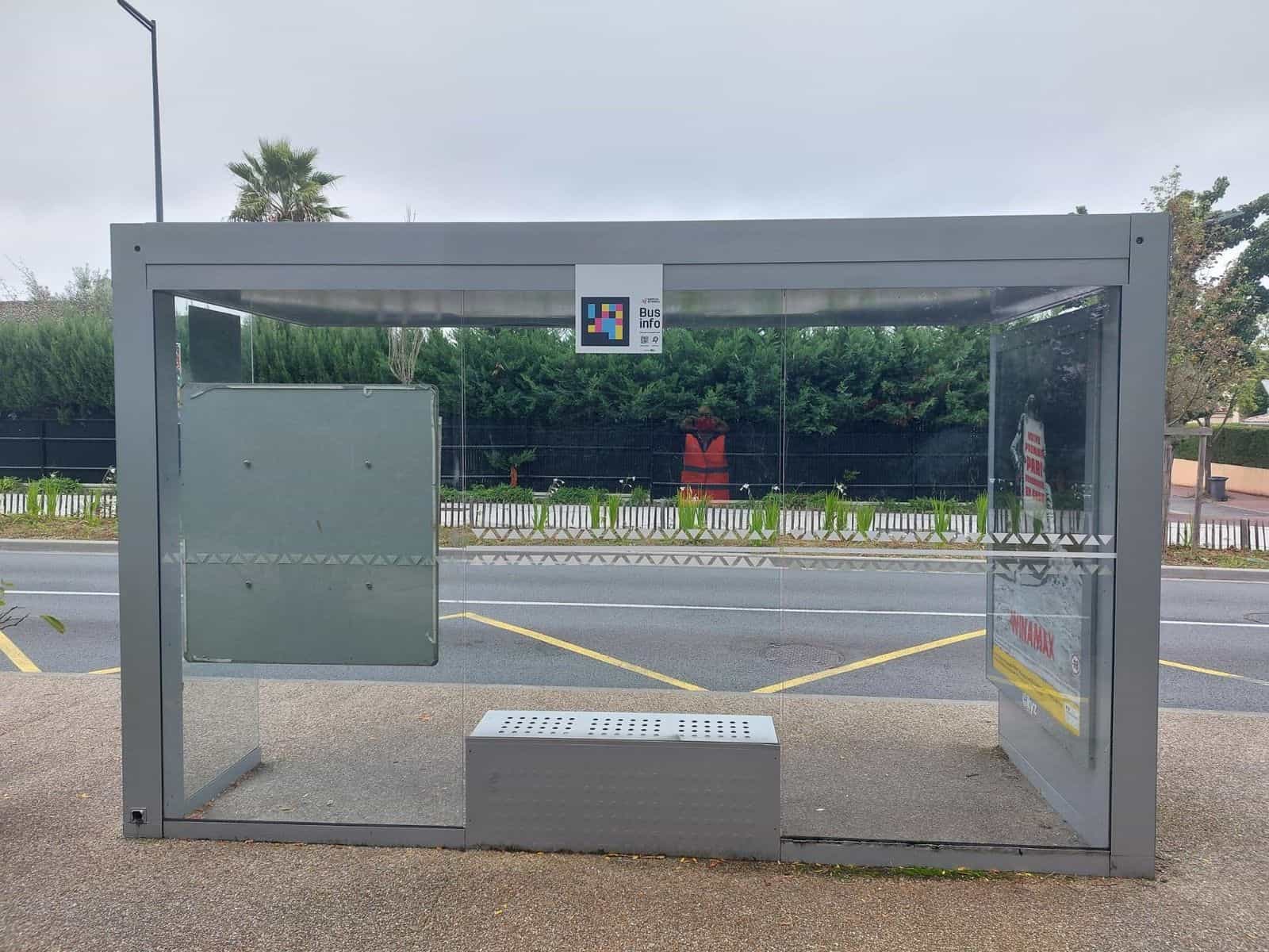 ボルドー・メトロポールの「Bus info — NaviLens Accessible Code」パネルが中央に、ネットワーク図の上、色付きNaviLensコード付き