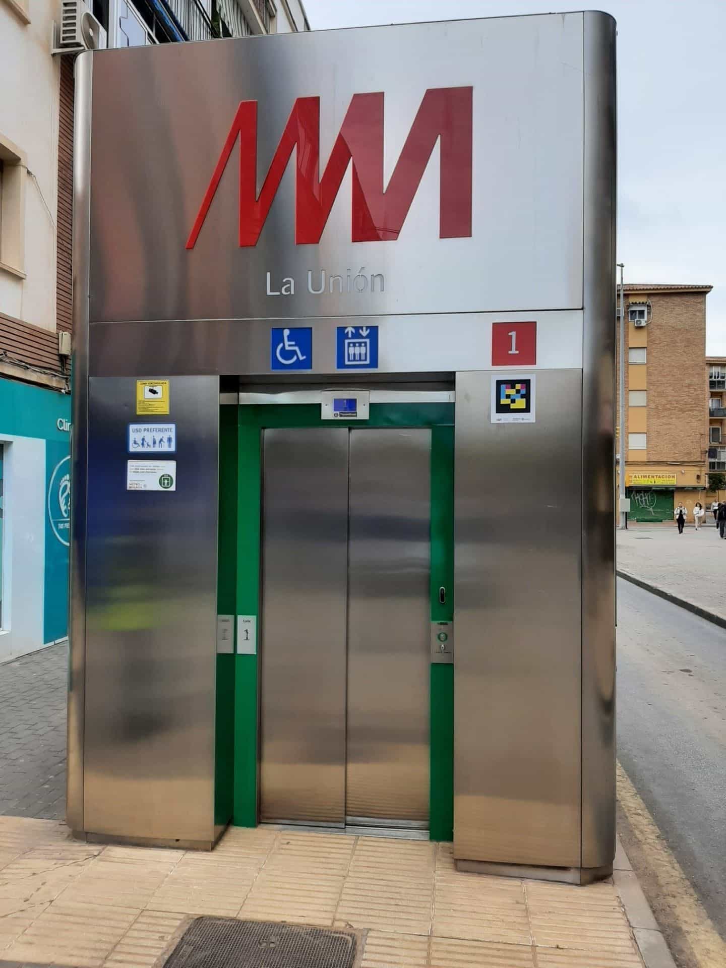 Ascensore su strada nella stazione «La Unión» con il codice NaviLens a destra della pulsantiera