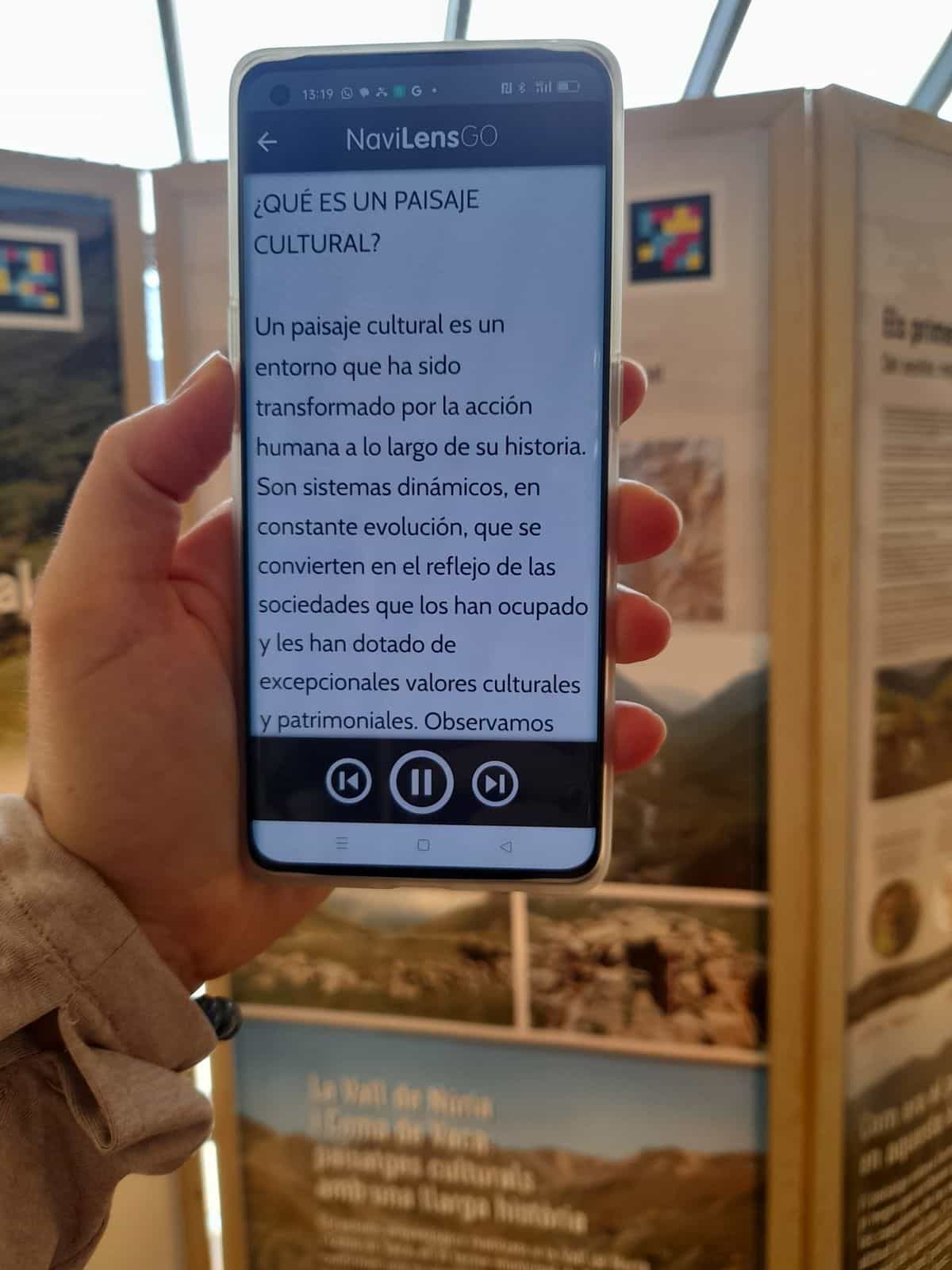 Pantalla de NaviLens GO mostrando la lectura por voz en castellano del panel «¿Qué es un paisaje cultural?» de la exposición del GIAP-ICAC