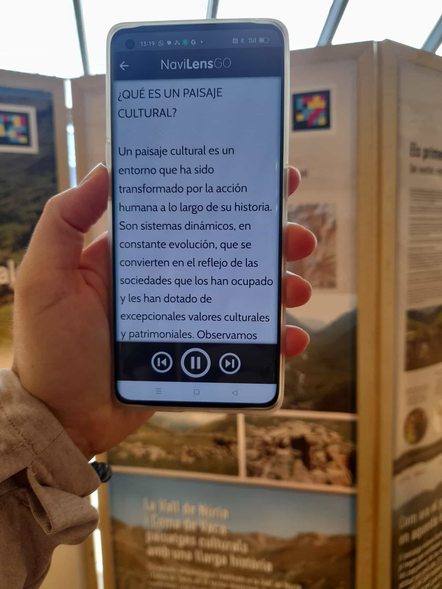 Schermata di NaviLens GO che mostra la lettura vocale in spagnolo del pannello «¿Qué es un paisaje cultural?» della mostra del GIAP-ICAC