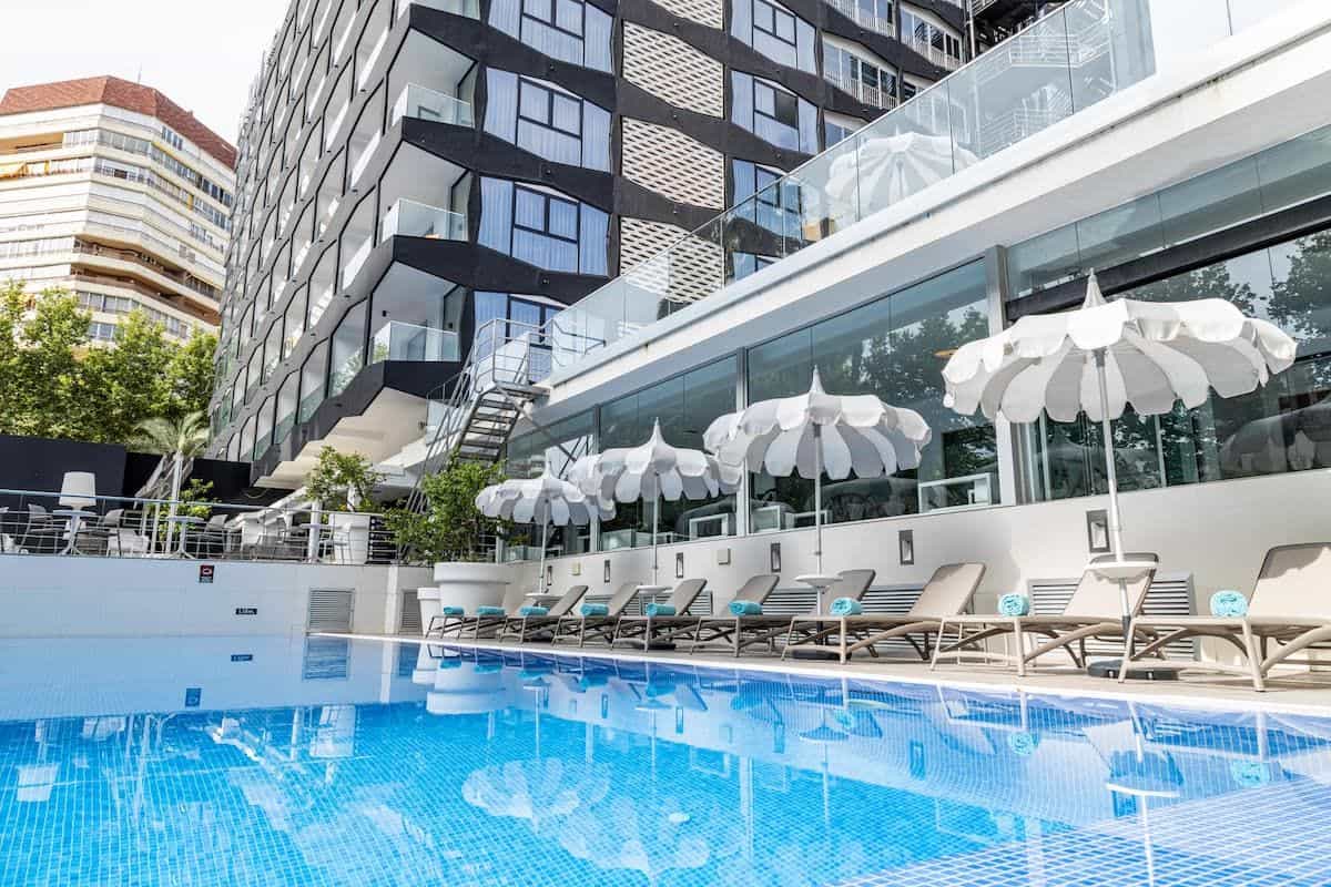 Rezeption und Lobby des Hotels Climia Belroy mit beleuchtetem Tresen, Sofas und offenem Wartebereich