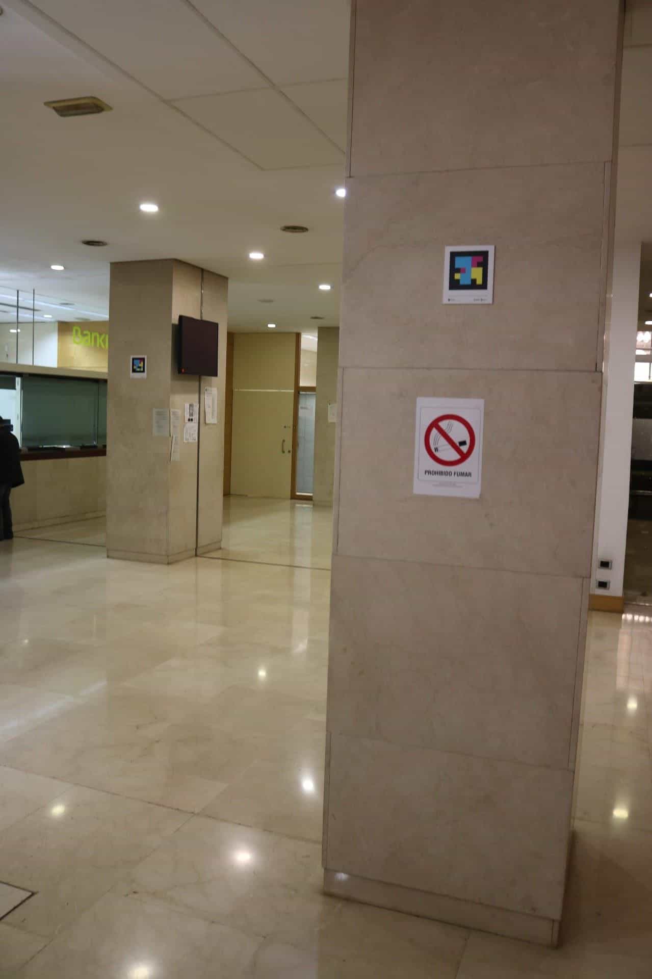 Codice sul pilastro della hall Bankia