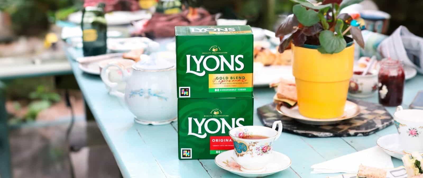 Confezione di Lyons Gold Blend da 40 bustine biodegradabili con codice NaviLens accessibile per persone cieche.