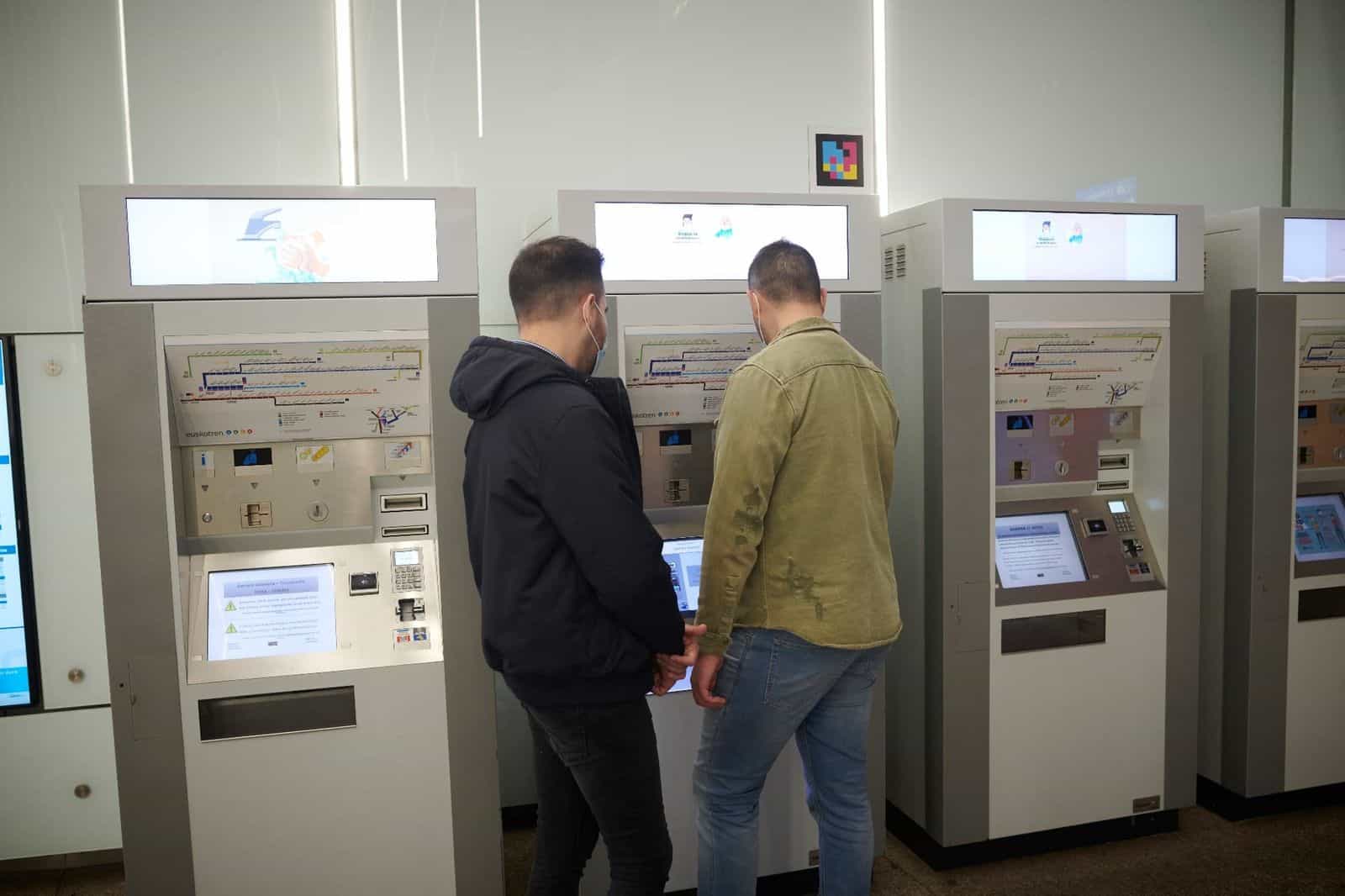 Metro Bilbao — Buying a ticket with NaviLens code next to the element