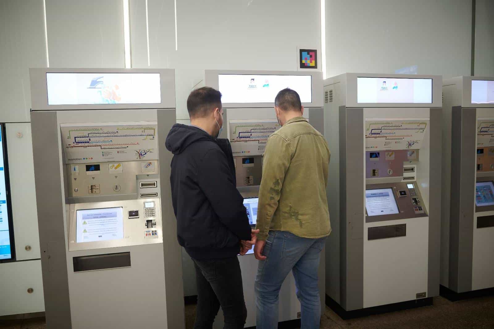 Metro Bilbao — Buying a ticket with NaviLens code next to the element