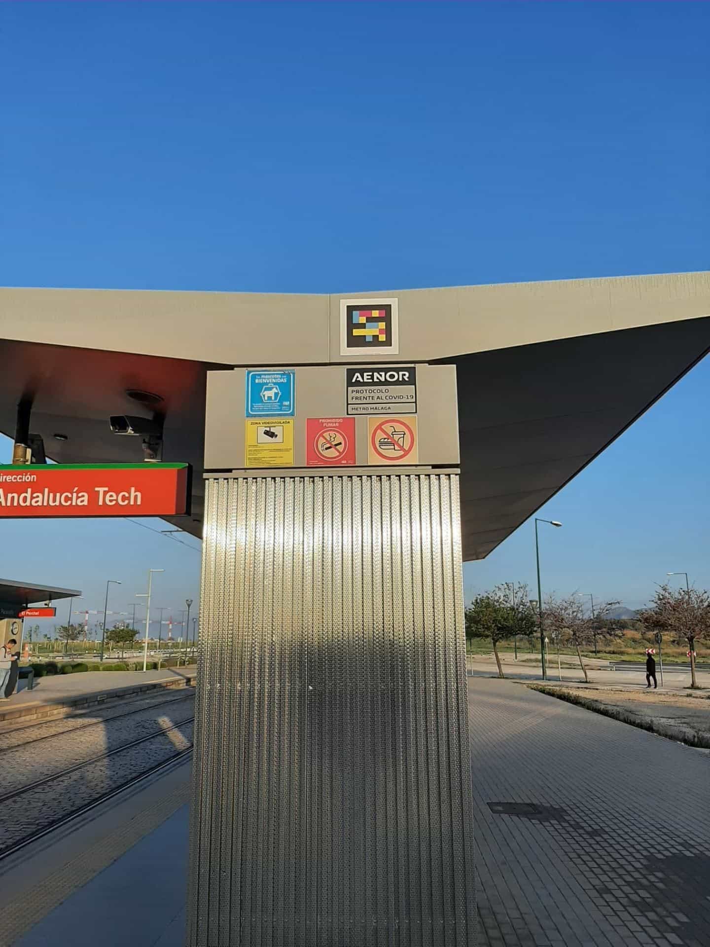 Pensilina esterna della fermata «Andalucía Tech» del Metro de Málaga con il codice NaviLens centrato sotto la visiera bianca