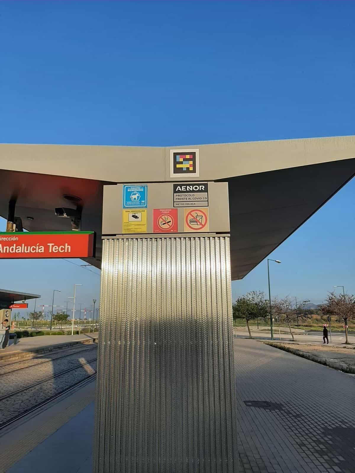 Marquesina exterior de la parada «Andalucía Tech» del Metro de Málaga con el código NaviLens centrado bajo la visera blanca