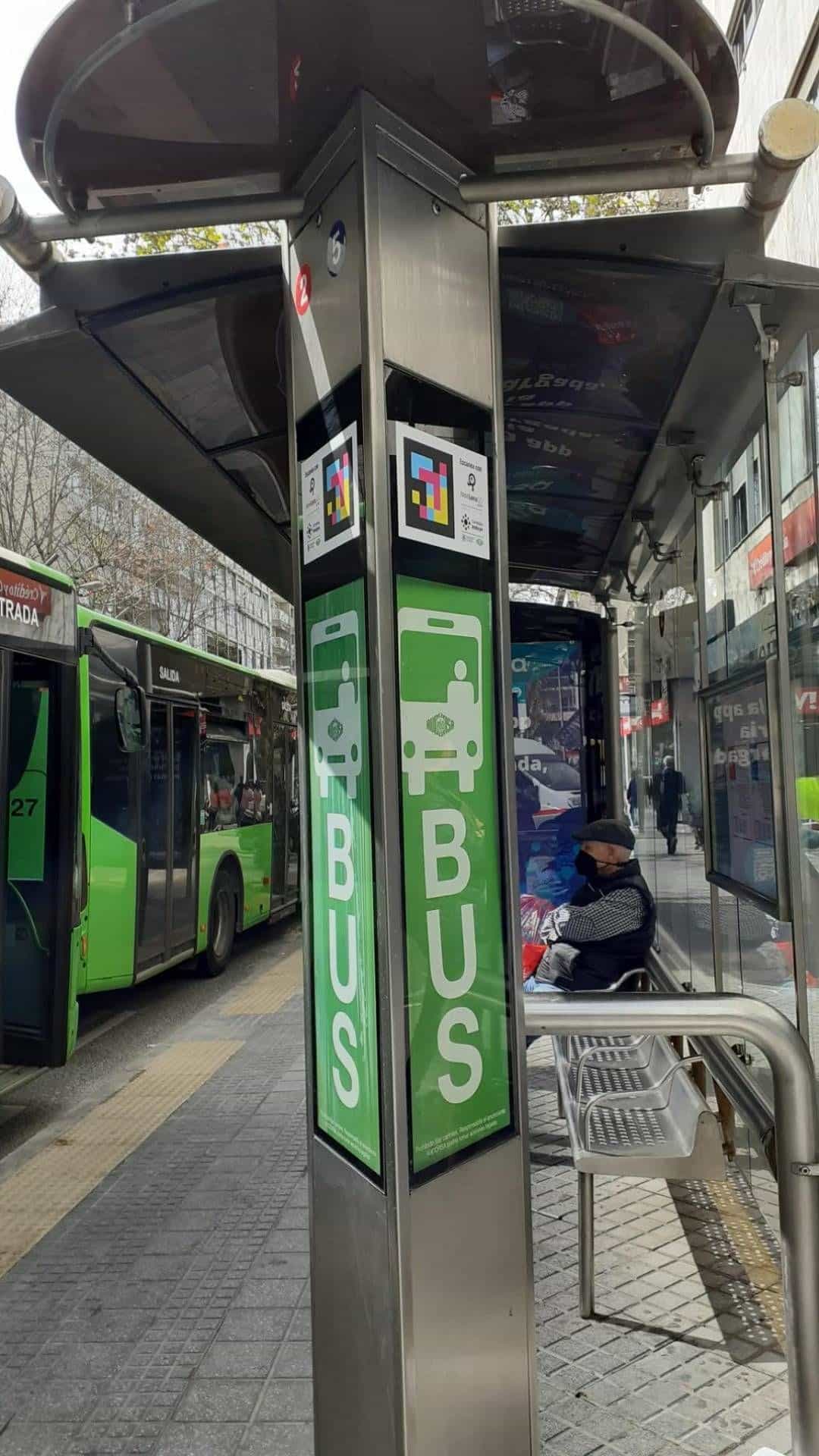 Poste-tótem de la parada de AUCORSA en Córdoba con dos códigos NaviLens