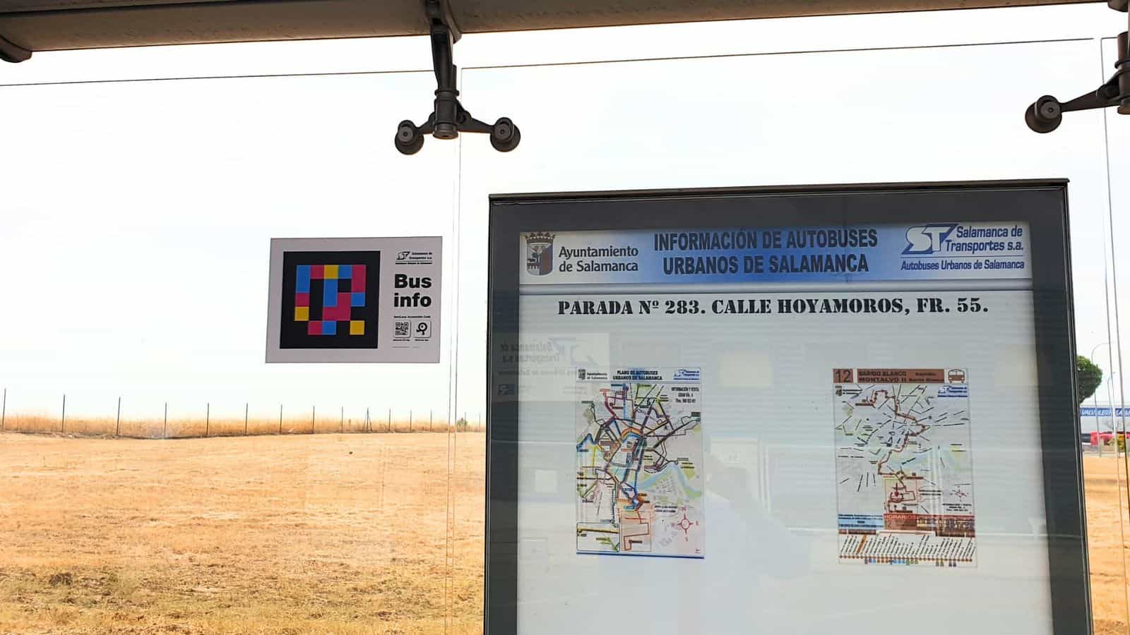 Pensilina della fermata n. 283 di calle Hoyamoros a Salamanca con un cartello Bus info di Salamanca de Transportes e un codice NaviLens accanto al pannello informativo delle linee e alla pianta