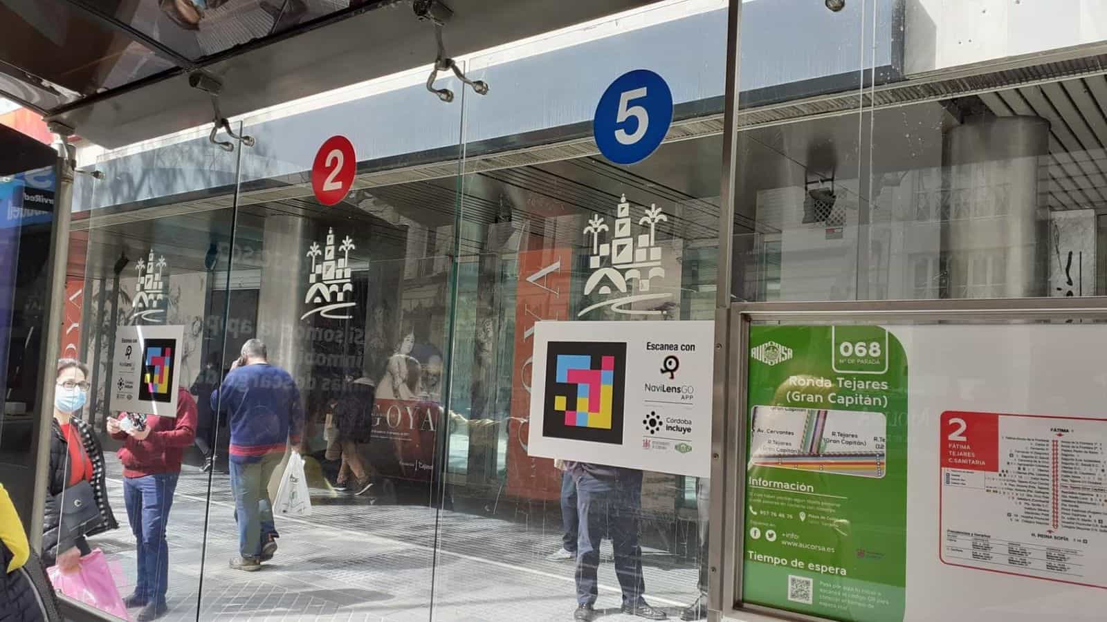 Pensilina del bus urbano di AUCORSA in Ronda de Tejares (Córdoba): linee 2 e 5, codice NaviLens accanto al cartello «Escanea con NaviLensGO · Córdoba Incluye»