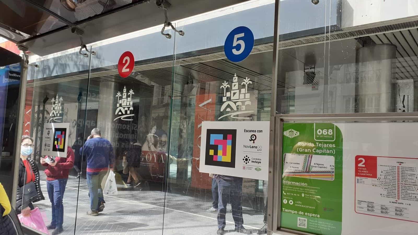 Pensilina del bus urbano di AUCORSA in Ronda de Tejares (Córdoba): linee 2 e 5, codice NaviLens accanto al cartello «Escanea con NaviLensGO · Córdoba Incluye»