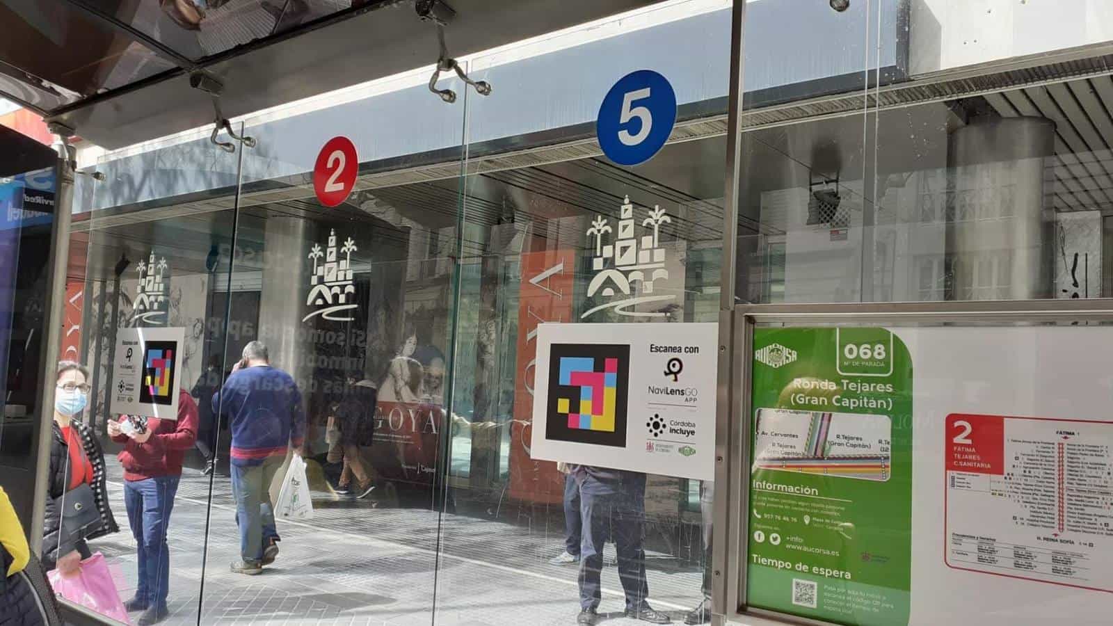 AUCORSA urban bus shelter on Ronda de Tejares (Córdoba): lines 2 and 5, NaviLens code next to the “Scan with NaviLensGO · Córdoba Incluye” sign