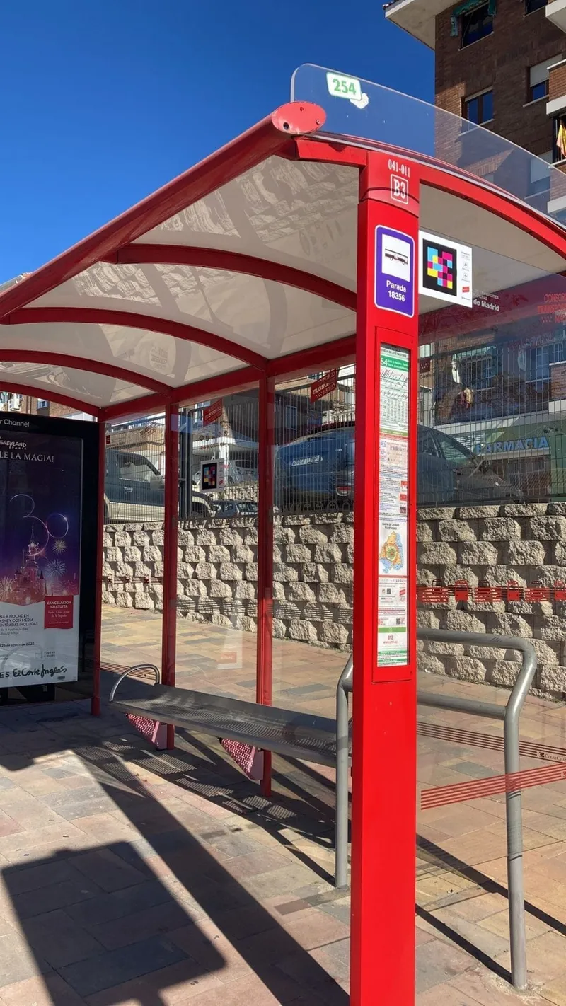 CRTM · Clear Channel — Barrierefreier Überlandbus (Enthoven II, Renovada und Pfosten) — Region Madrid