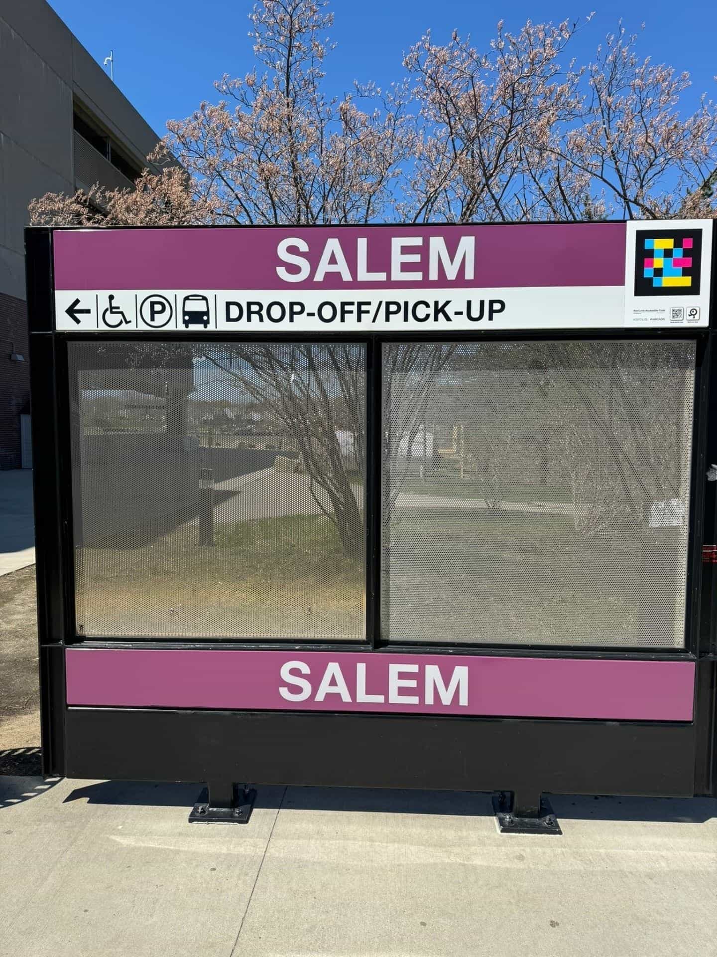 Bordeauxrotes SALEM-Drop-off-Pick-up-Wartehäuschen mit NaviLens-Code in Salem (MBTA Commuter Rail)