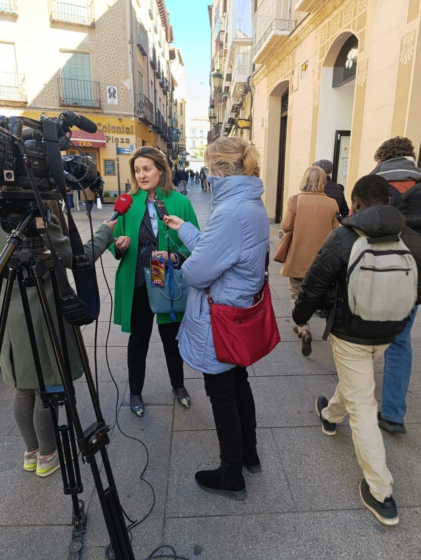 Marta Ruano, COF-Präsidentin von Segovia, im Interview mit CyL TV auf einer Fußgängerstraße
