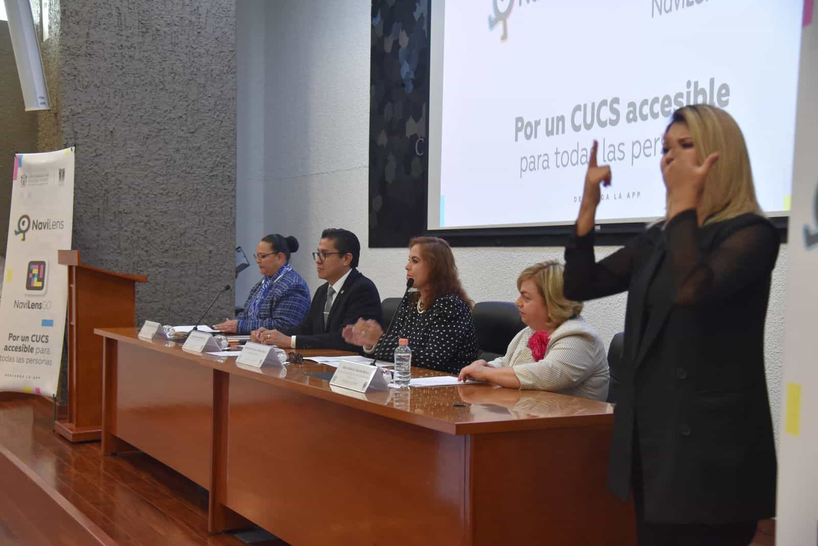 Top table at the official NaviLens launch in the CUCS auditorium: four officials, a Mexican Sign Language interpreter and the slogan “For an accessible CUCS, for everyone” behind them.