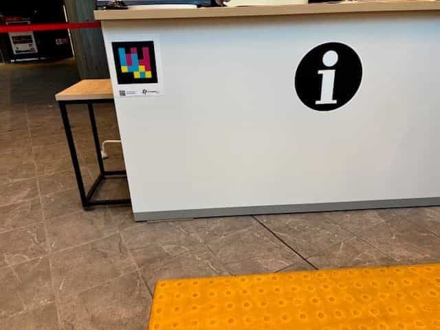 General information desk (総合案内) at Setagaya Cityhall with NaviLens code next to the «i» icon