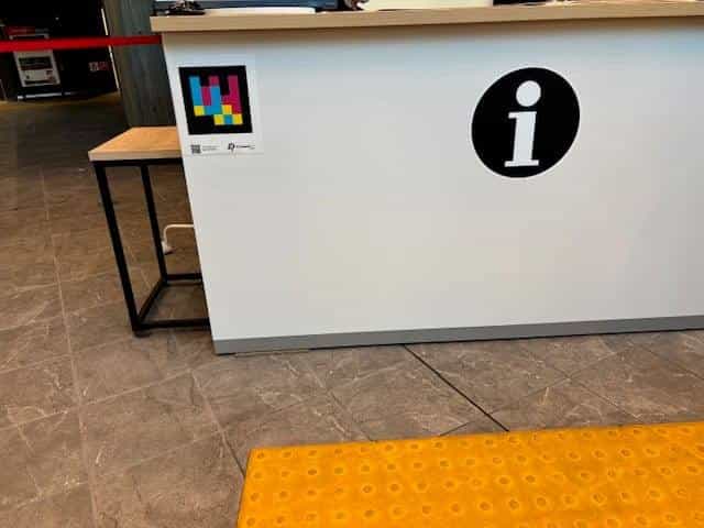 General information desk (総合案内) at Setagaya Cityhall with NaviLens code next to the «i» icon