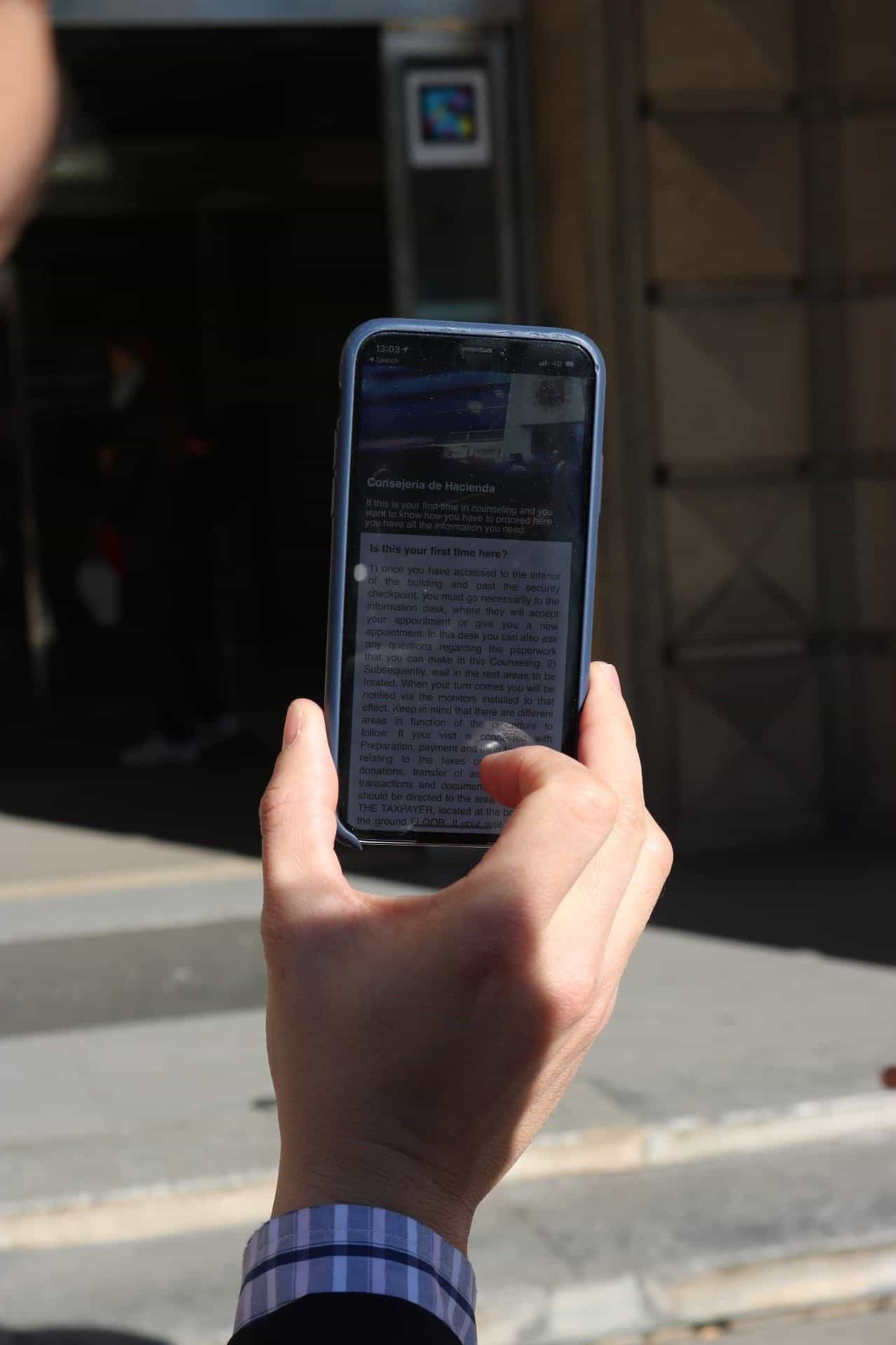 Cellulare con l’app in inglese all’ingresso