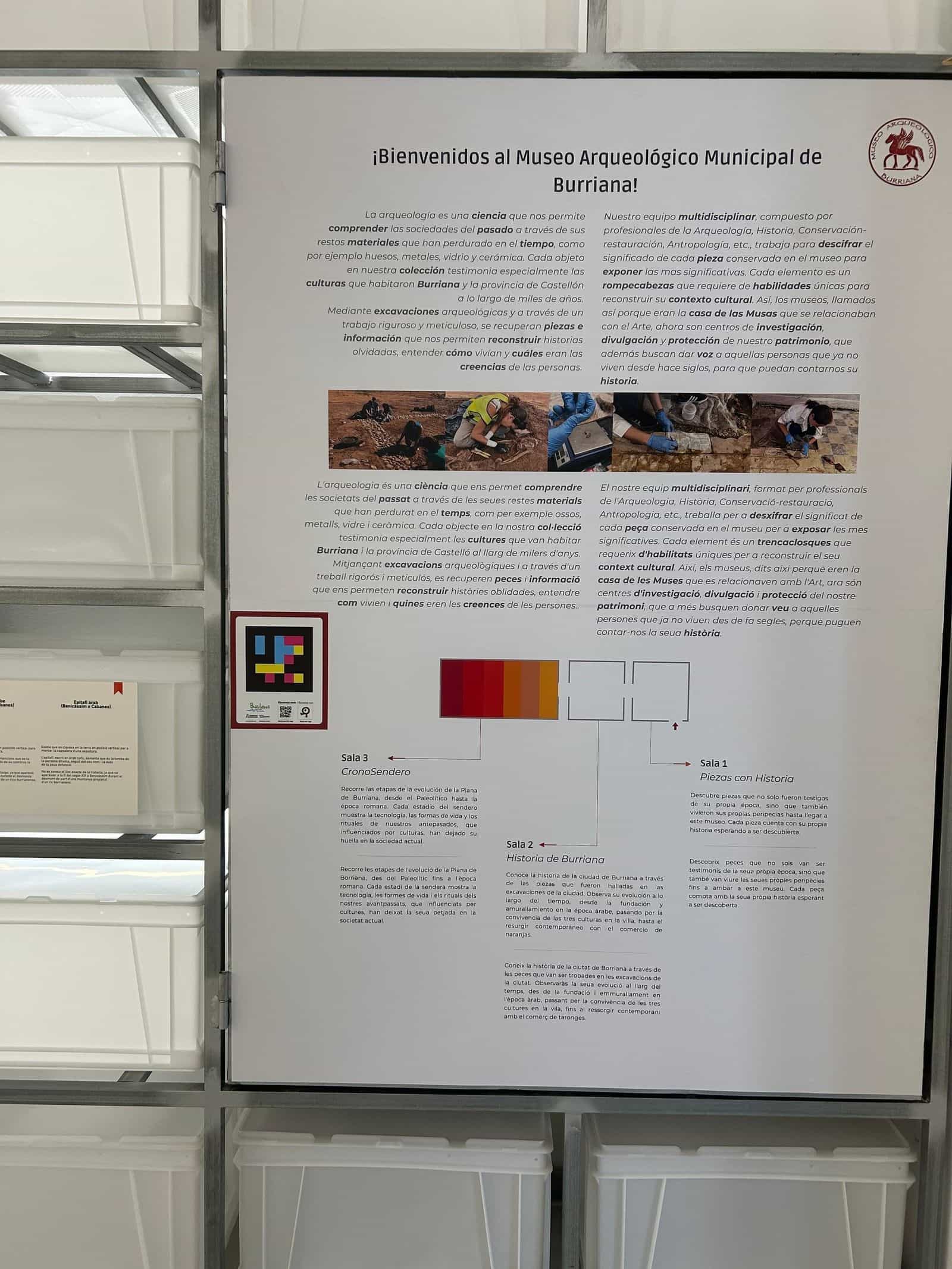 Begrüßungstafel des Archäologischen Stadtmuseums Burriana mit NaviLens-Code und Saalplan