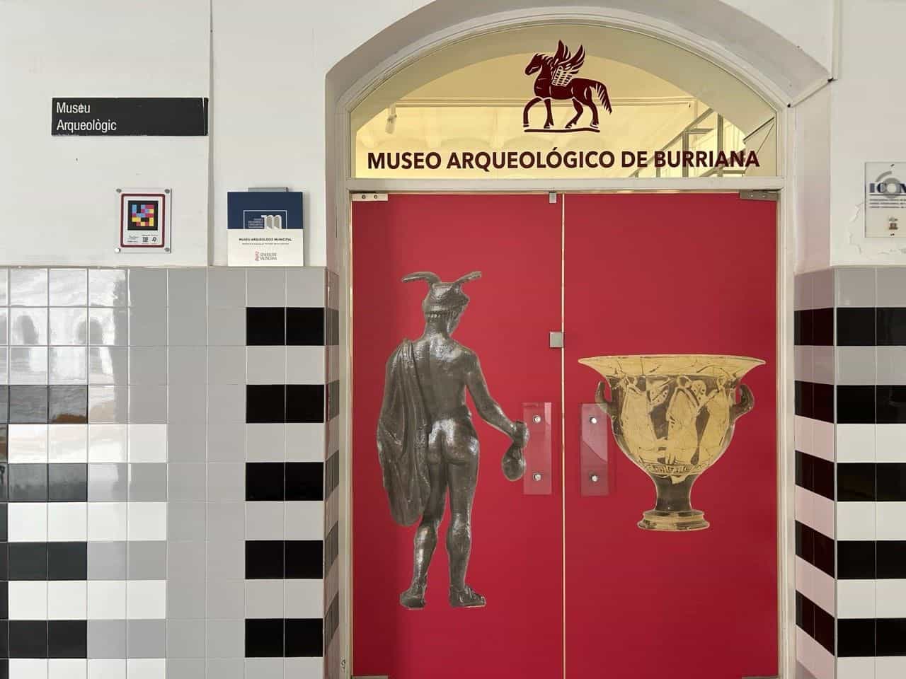 Tür des Archäologischen Stadtmuseums Burriana mit NaviLens-Code neben dem Schild „Museu Reconegut de la Generalitat Valenciana“