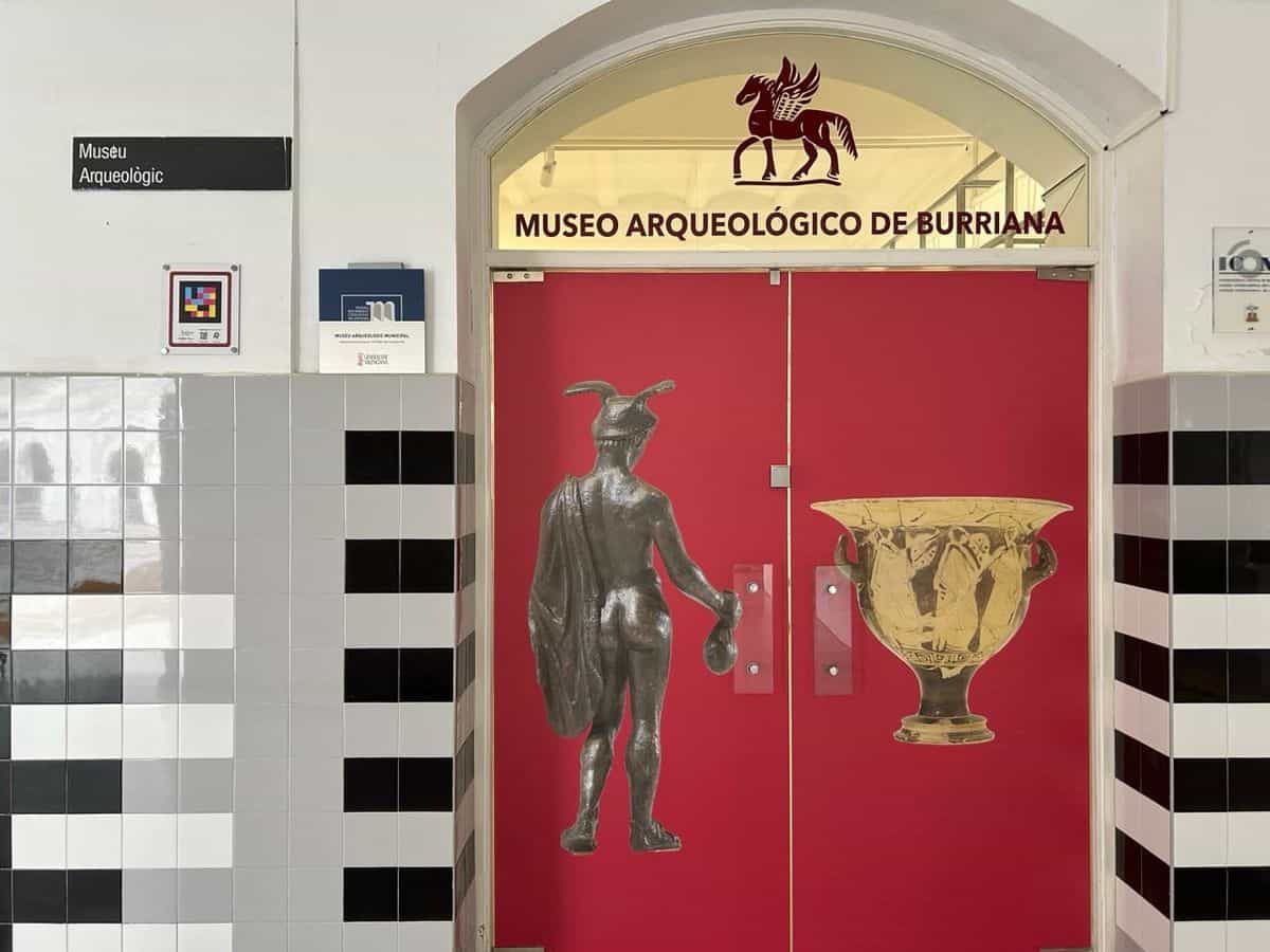 Door of the Municipal Archaeology Museum of Burriana with NaviLens code next to the Museu Reconegut de la Generalitat Valenciana sign