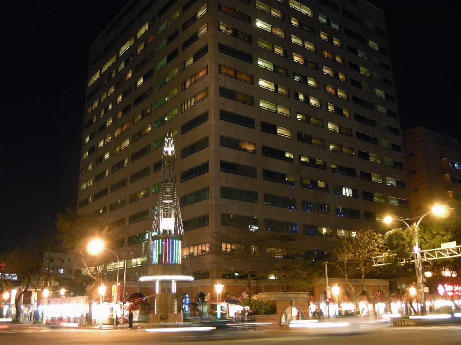 Mackay Memorial Hospital di Taipei di notte: facciata illuminata dell’edificio principale e insegna dell’ospedale sopra l’ingresso, distretto di Zhongshan