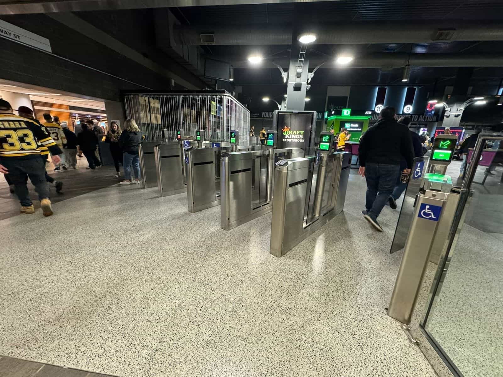 MBTA Commuter Rail — 改札エリアの全景 with NaviLens code