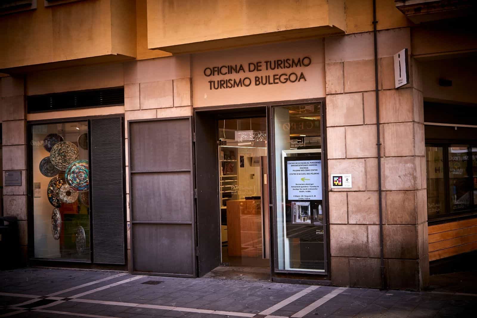 Ufficio del turismo di Pamplona / Turismo Bulegoa con targa NaviLens