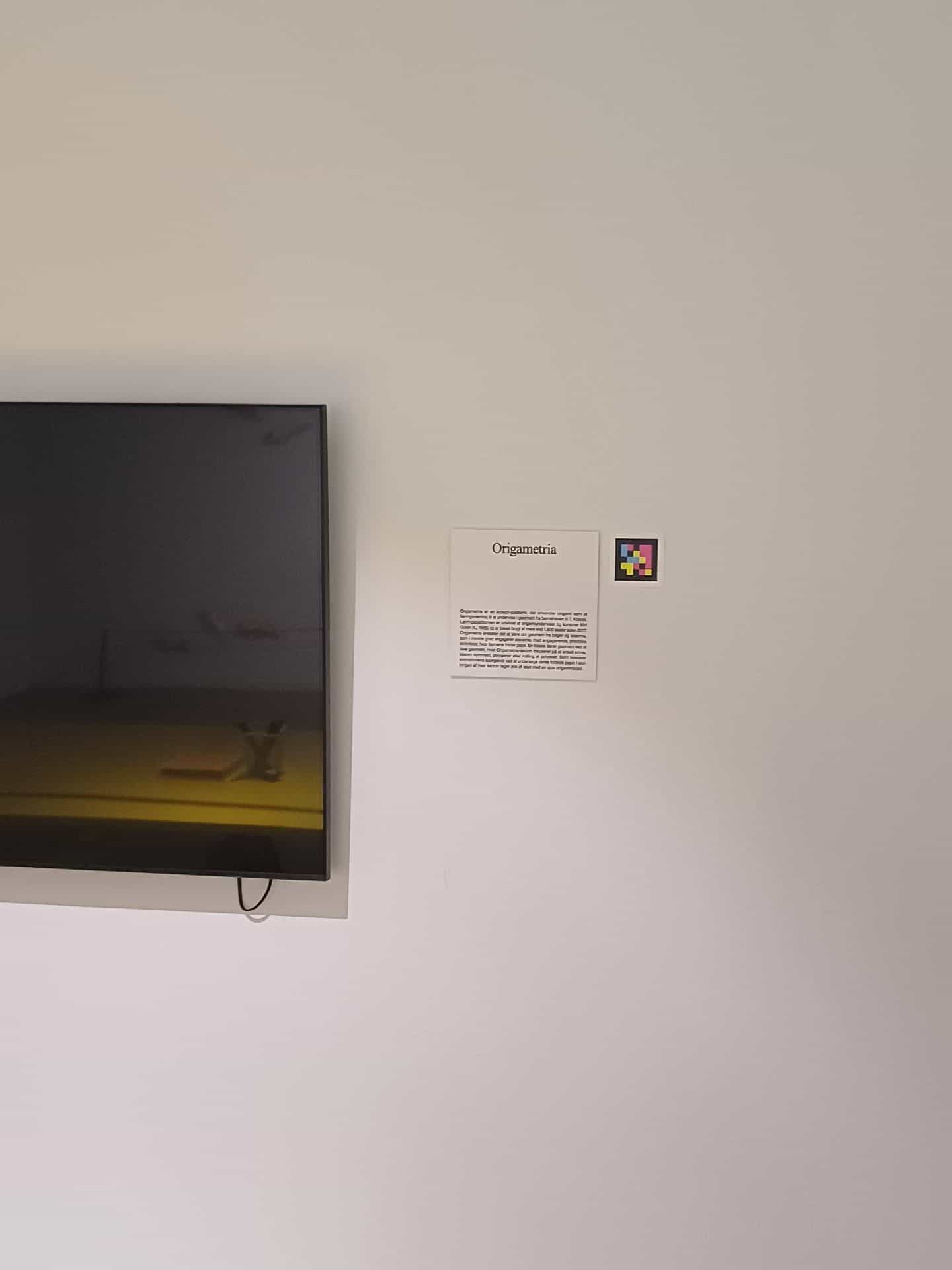 Museum for Papirkunst — Origametria — metodo educativo con codice NaviLens accanto alla didascalia