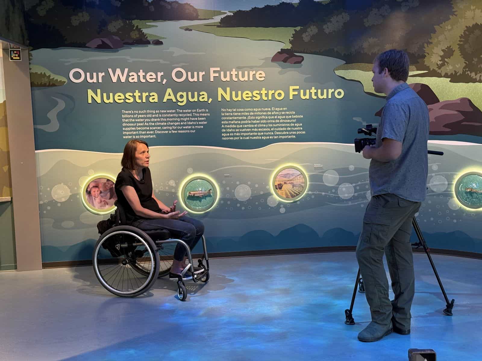 Wandbild „Our Water, Our Future / Nuestra Agua, Nuestro Futuro“ in The WaterShed, mit zweisprachigem Text und beleuchteten Medaillons, während der Dreharbeiten von Idaho News 6