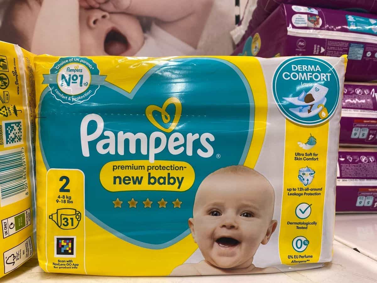 Paquet de Pampers Premium Protection « new baby » taille 2 avec code NaviLens et claim « Scan with NaviLens GO App for product info »