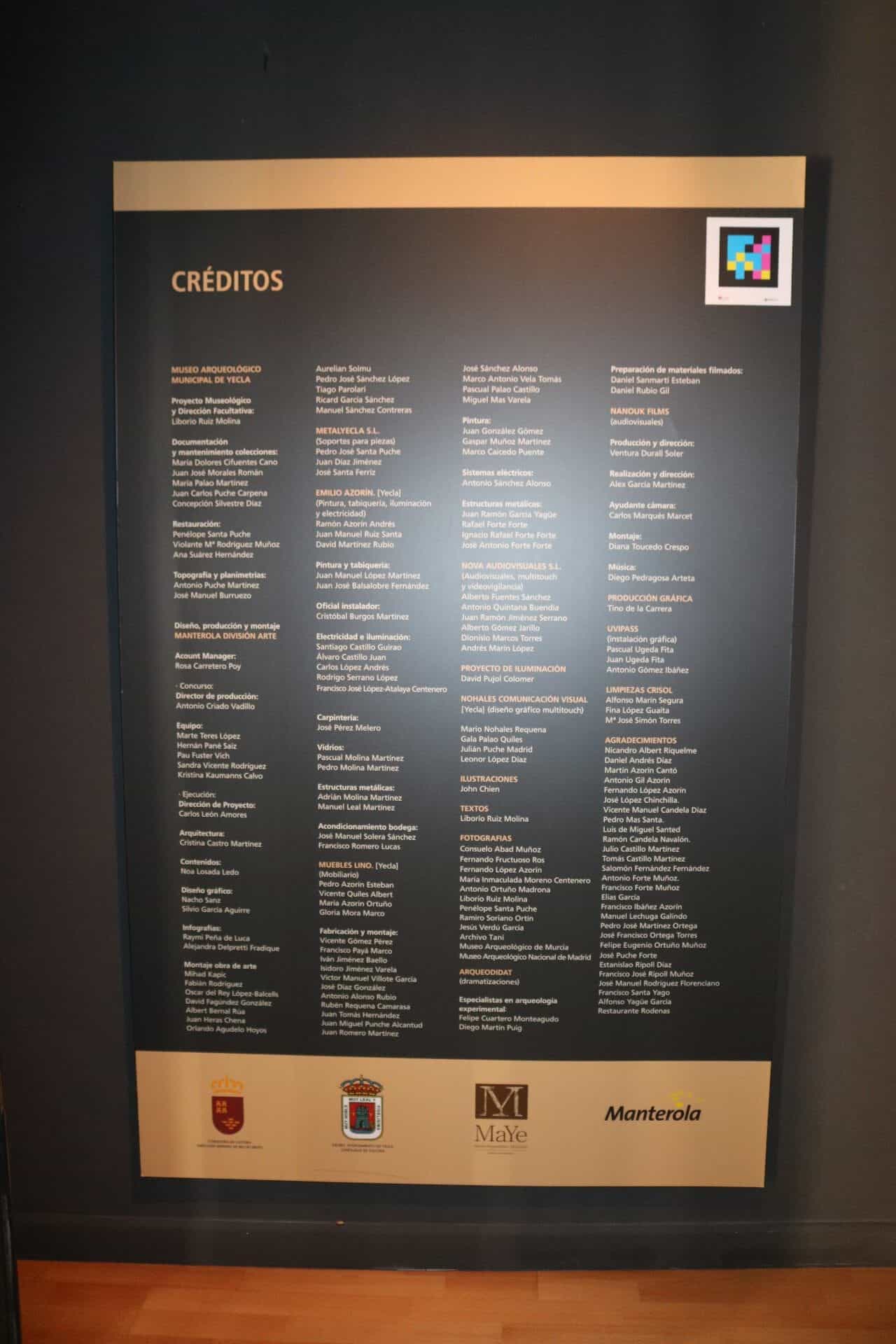 Credits-Tafel des Städtischen Archäologischen Museums Cayetano de Mergelina in Yecla mit fachlicher Leitung von Liborio Ruiz Molina und museografischem Design von Manterola División Arte, mit NaviLens-Code oben rechts
