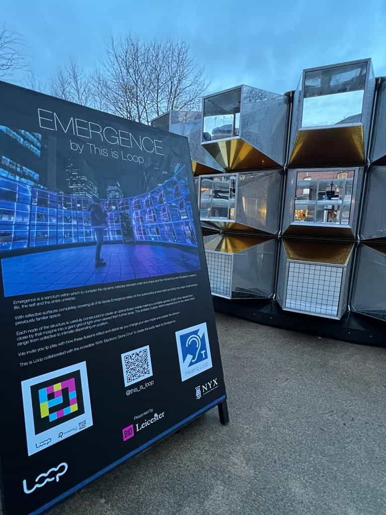 Emergence (Leicester) — Pannello accanto all’installazione di cubi