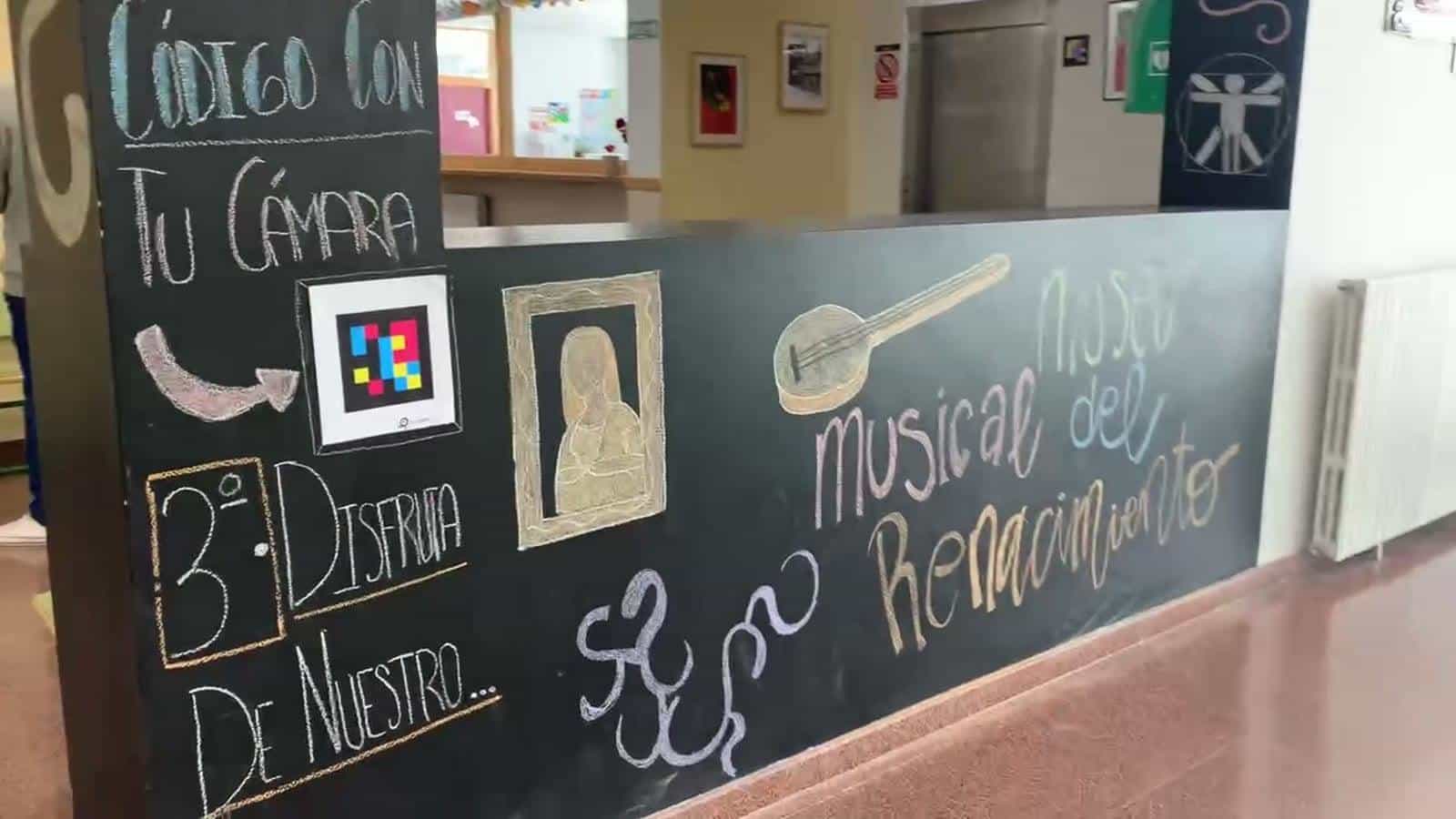 Overall view of the Renaissance music museum at IES Parque Goya: a yellow wall with the headings «Contexto», «Música Religiosa», «Música profana» and «Danza e Instrumentos», and rows of framed pictures with their NaviLens codes