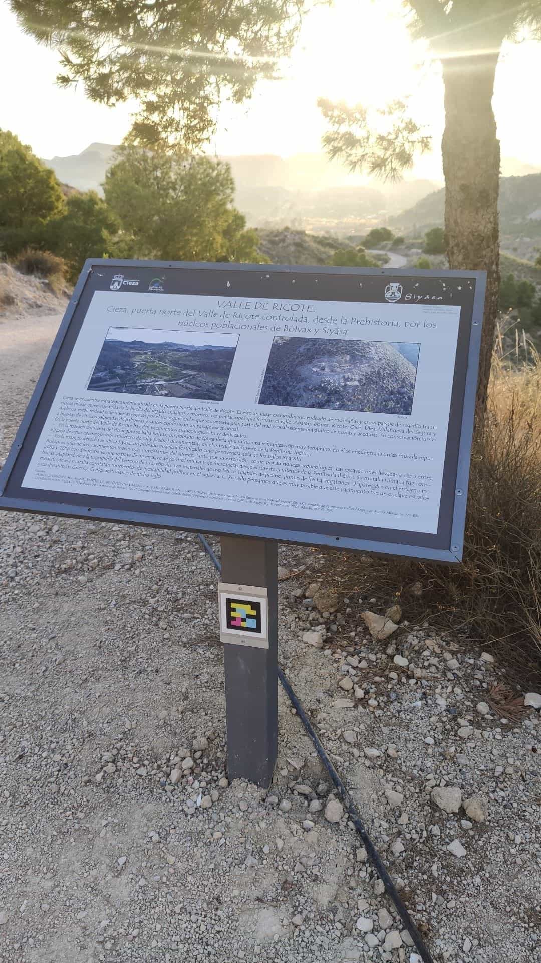 Panel «Valle de Ricote» del Ayuntamiento de Cieza con código NaviLens en el poste y vista del valle del Segura al fondo