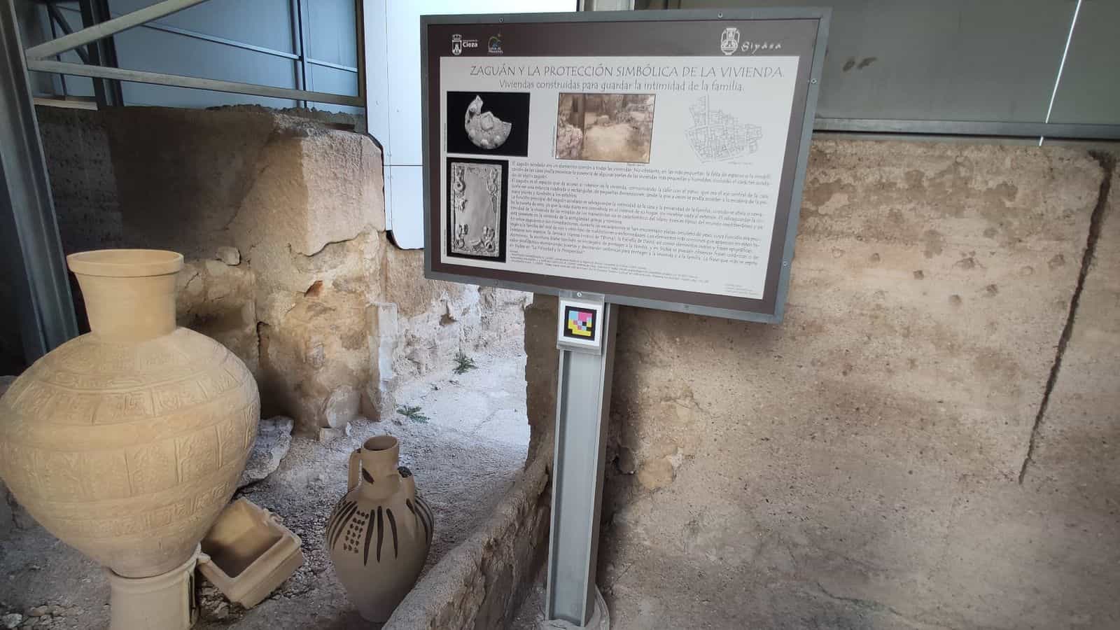 Pannello «Valle de Ricote» del Comune di Cieza con codice NaviLens sulla palina e veduta della valle del Segura in fondo