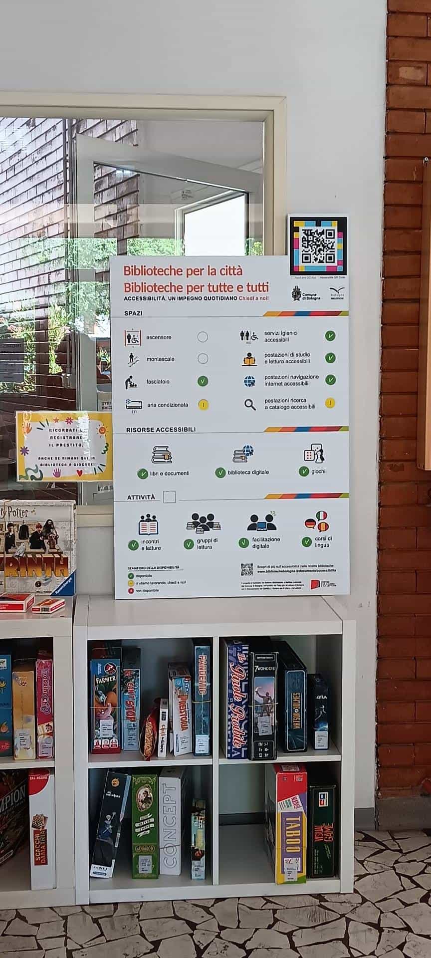 Accessibility panel "Biblioteche per la città, biblioteche per tutte e tutti" with NaviLens NAQR code next to the availability traffic-light