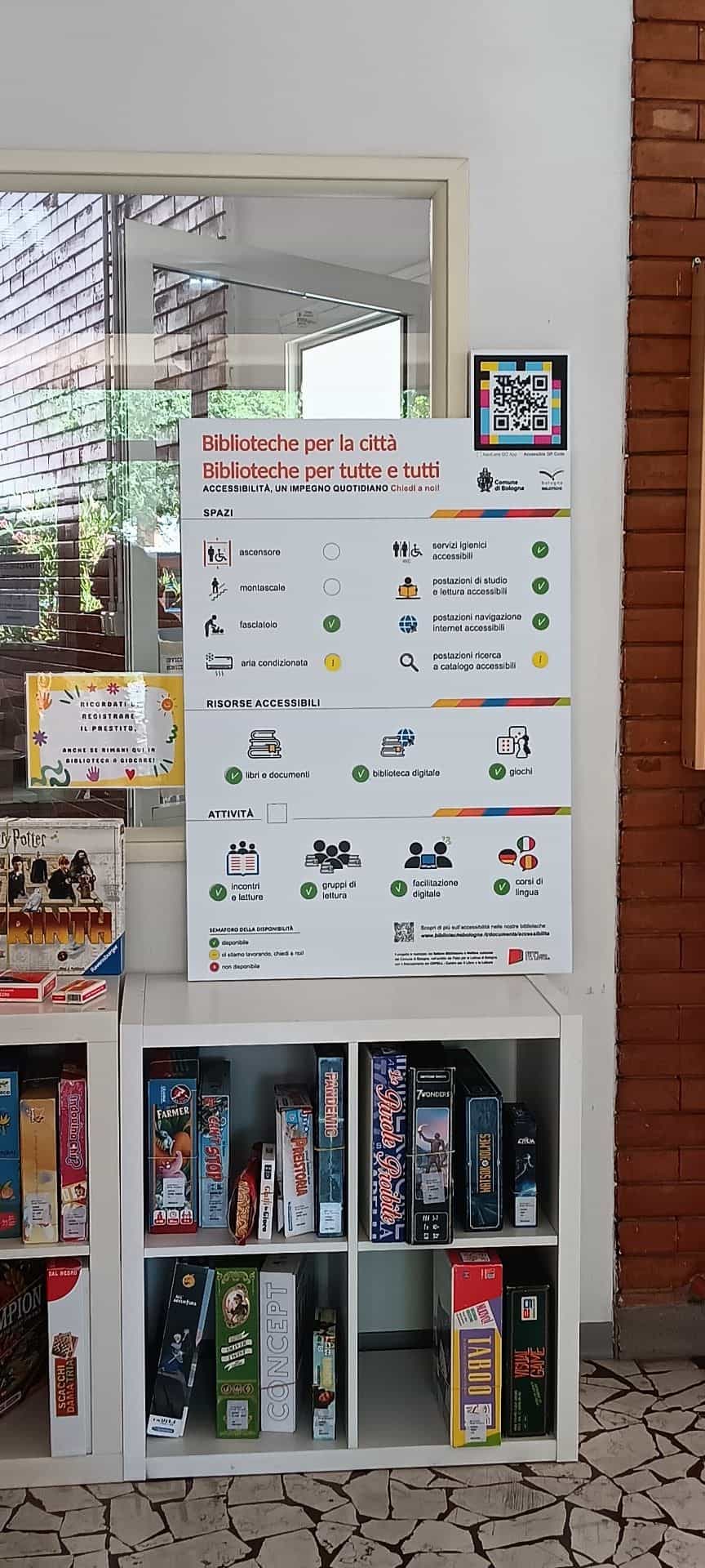 Panel de accesibilidad «Biblioteche per la città, biblioteche per tutte e tutti» con código NaviLens NAQR junto al semáforo de disponibilidad