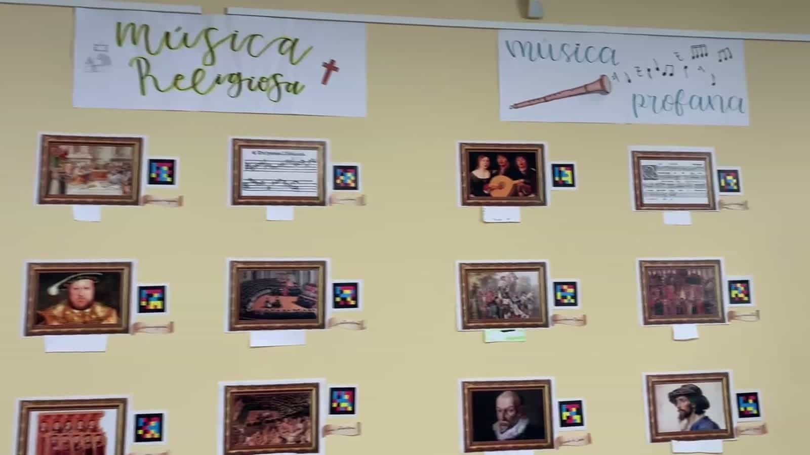 IES Parque Goyaの博物館でクラビコードの解説カードを読み上げるNaviLensアプリ画面のクローズアップ