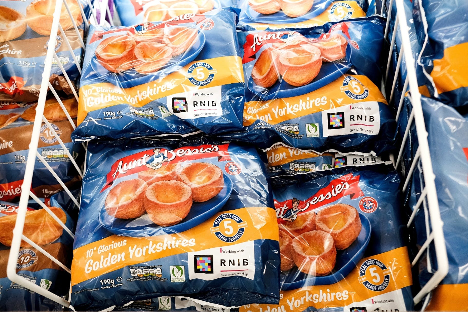 Aunt Bessie's × RNIB — Yorkshire puddings con NaviLens en el packaging