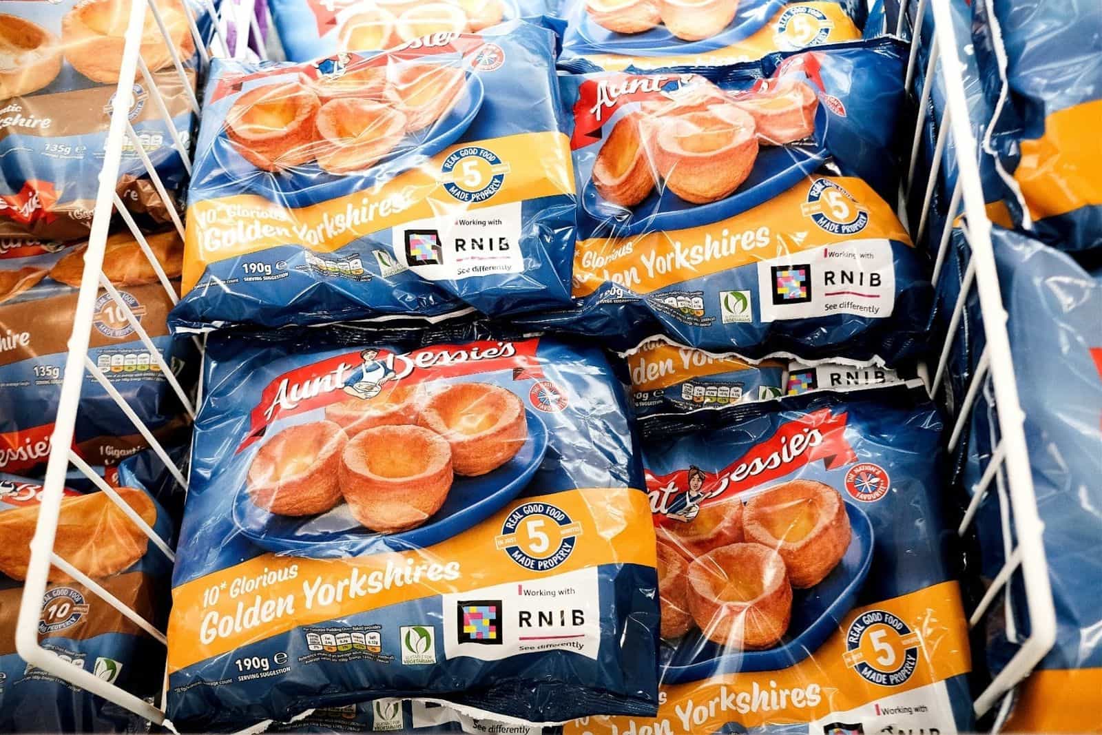 前面にNaviLensコードと「Working with RNIB」シールを掲載したAunt Bessie's「10 Glorious Golden Yorkshires」のパック