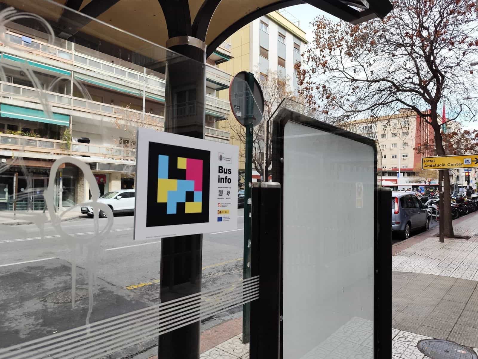 グラナダのカミノ・デ・ロンダのバス停。グラナダ市の「Bus info — NaviLens Accessible Code」サインとNextGenerationEUの印