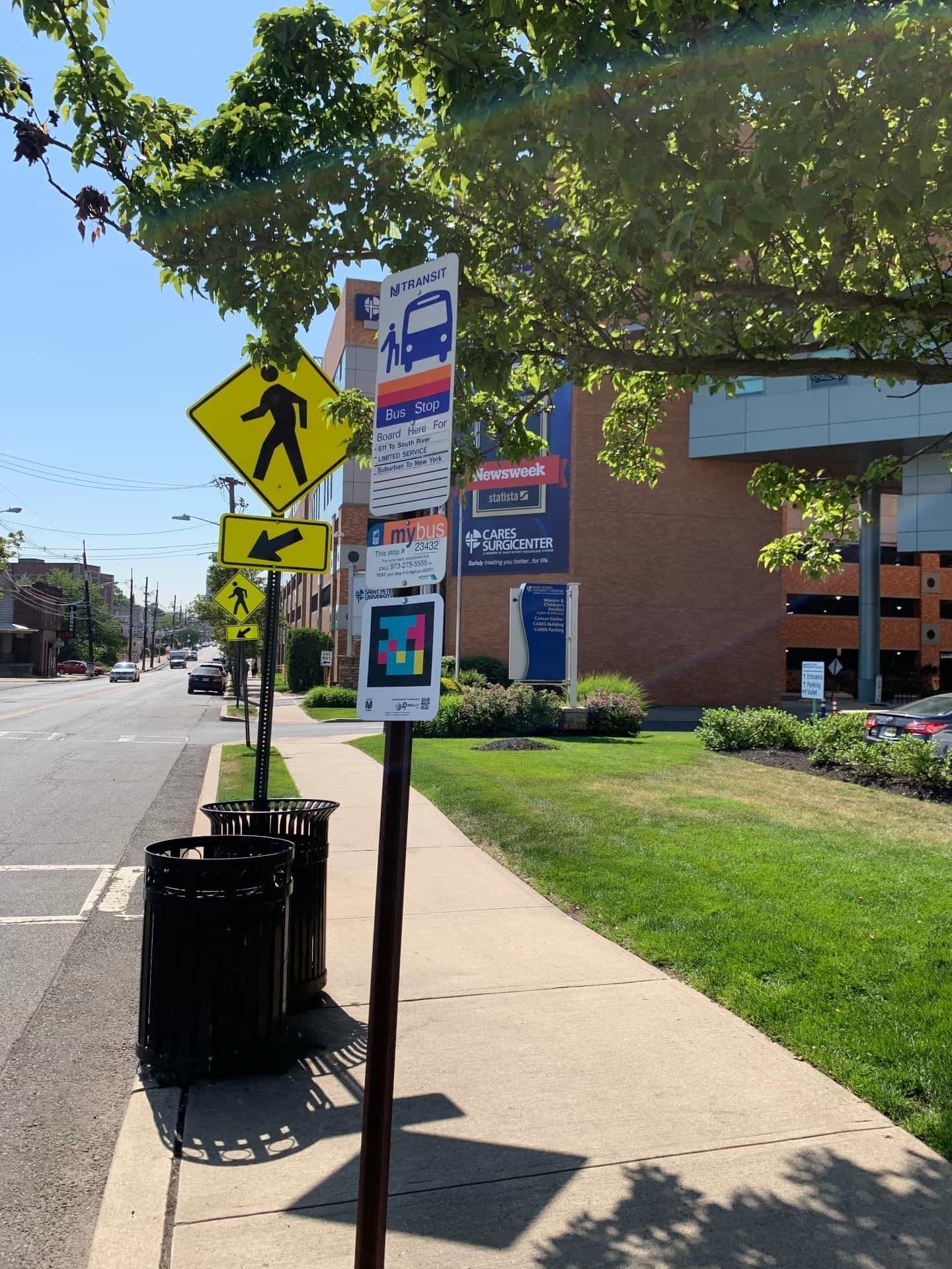 NJ TRANSIT mybus-Haltestelle Nr. 23432 mit NaviLens-Code vor dem Saint Peter's University Hospital und dem CARES Surgicenter in New Brunswick