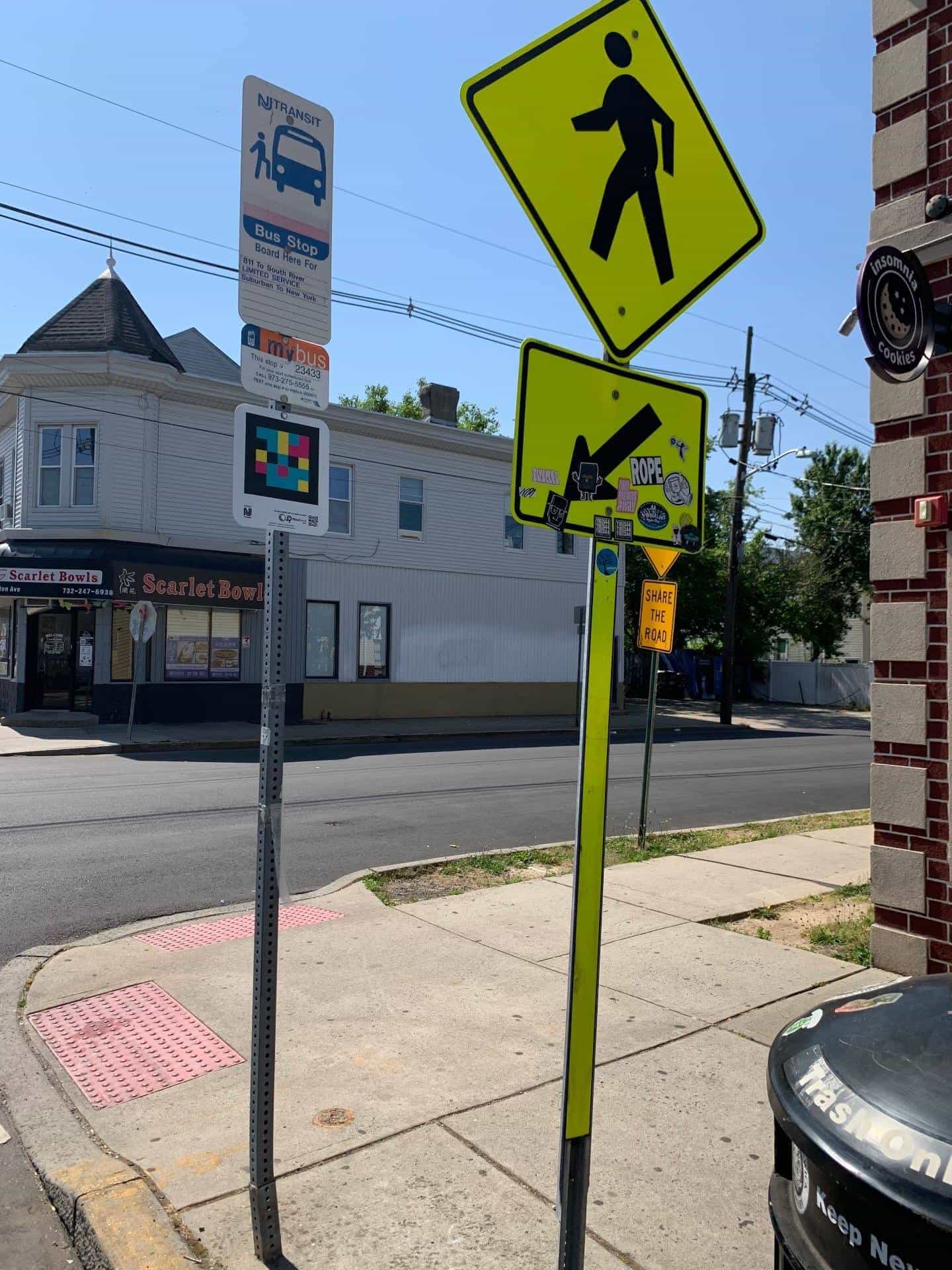 NJ TRANSIT mybus #23433 sign with NaviLens code on a corner next to Scarlet Bowls in the New Brunswick university corridor