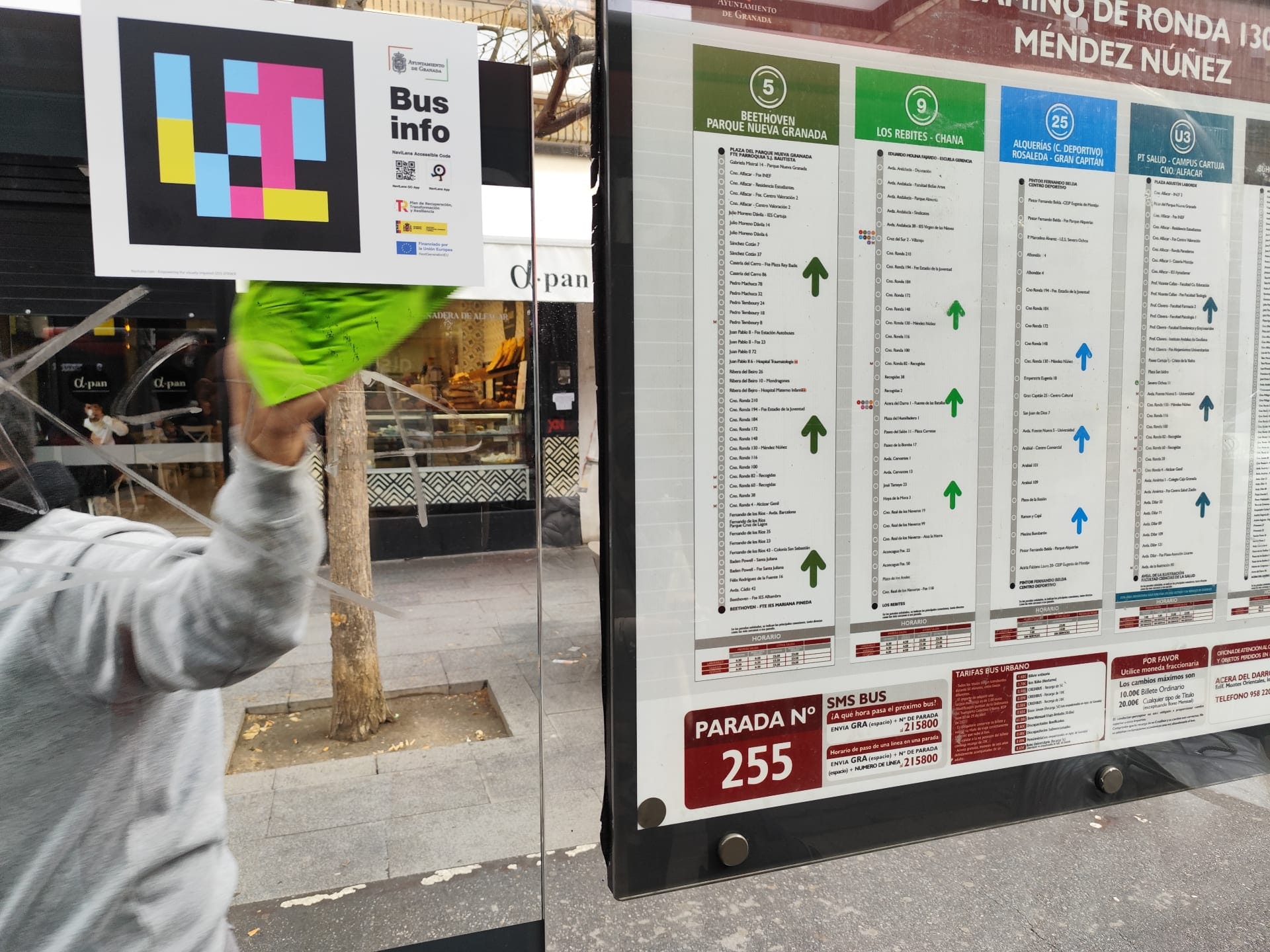 Cartel «Bus info» con código NaviLens junto al panel de líneas 5, 9, 25 y U3 en la parada 255 (Camino de Ronda · Méndez Núñez) de Granada