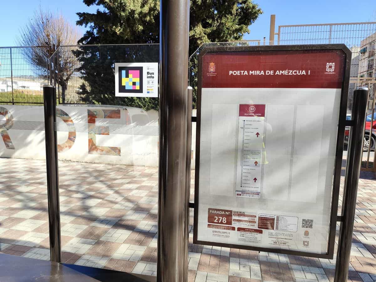 Parada 278 «Poeta Mira de Améncua I» en Granada (línea S2 Villa Argaz · Centro) con cartel «Bus info» y código NaviLens